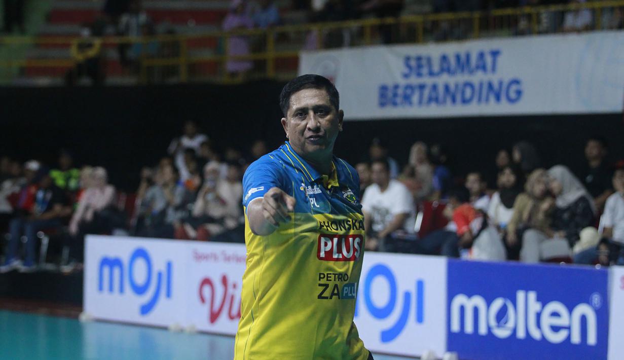 Selebrasi pelatih Tim Voli Putri Petrokimia Gresik Pupuk Indonesia, Pedro Lilipali setelah timnya mencetak angka saat menghadapi TNI AU pada laga grand final Livoli Divisi Utama 2023 di di GOR Joyoboyo, Kediri, Sabtu (9/12/2023) malam WIB. Petrokimia Gresik Pupuk Indonesia menang 3-0 (25-21, 25-23, 25-16). (PBVSI)