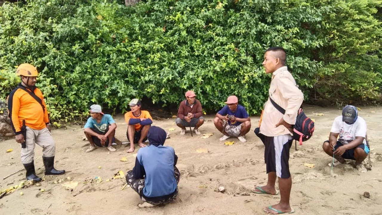 Upaya pencarian orang hilang di pantai Sukomade terus dilakukan oleh warga dan aparat desa setempat. (Istimewa)