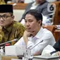 Dirjen Penyelenggaraan Haji dan Umrah (PHU) Hilman Latief (kanan) dan Kepala Badan Pengelola Keuangan Haji (BPKH) Fadlul Imansyah (tengah) menyampaikan paparan saat rapat dengar pendapat bersama Komisi VIII DPR di Kompleks Parlemen, Senayan, Jakarta, Selasa (14/2/2023). Pengumuman terkait besaran biaya haji terpaksa ditunda hingga besok lantaran pemerintah bersama Panja Komisi VIII DPR masih belum menemui kesepakatan. (Liputan6.com/Faizal Fanani)