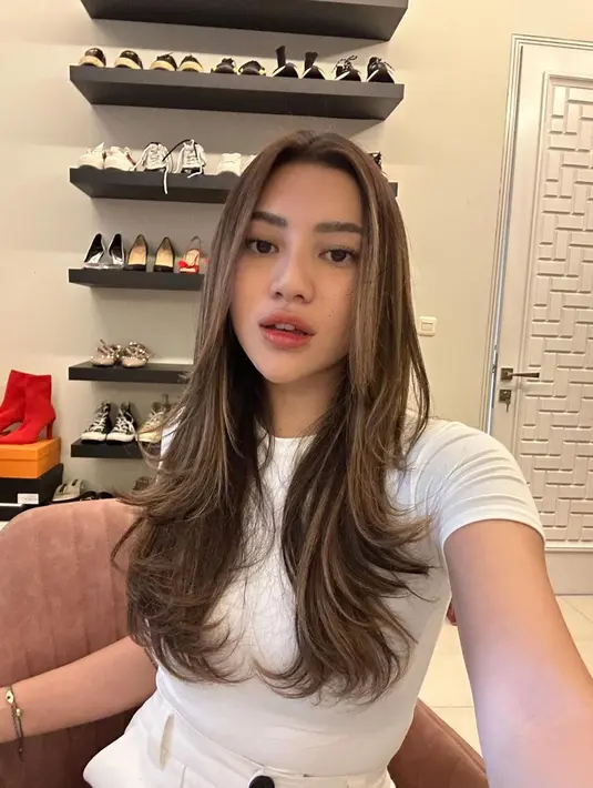 Meski namanya tak sepopuler Shafa Harris, perempuan kelahiran 7 April 1999 itu juga seorang selebgram yang punya ratusan ribu followers. Di laman Instagram-nya, Shakilla juga kerap menjalani pemotretan iklan untuk produk miliknya dan menghadiri acara brand ternama. (Liputan6.com/IG/@shakillaastari)
