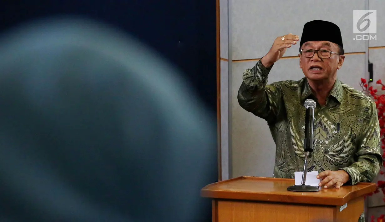 Anggota Dewan Pertimbangan Presiden, Sidarto Danusubroto memberikan materi dalam forum pengajian di kampus UIN Jakarta, Selasa (5/12). Forum ini bertema "Islam Cinta dari Murcia". (Liputan6.com/JohanTallo)