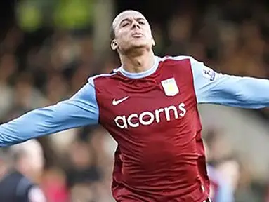 Gaya selebrasi dari striker Aston Villa, Gabriel Agbonlahor yang memborong gol kemenangan 2-0 menghadapi Fulham dalam partai Liga Premier di Craven Cottage, London, 30 Januari 2010. AFP PHOTO/IAN KINGTON