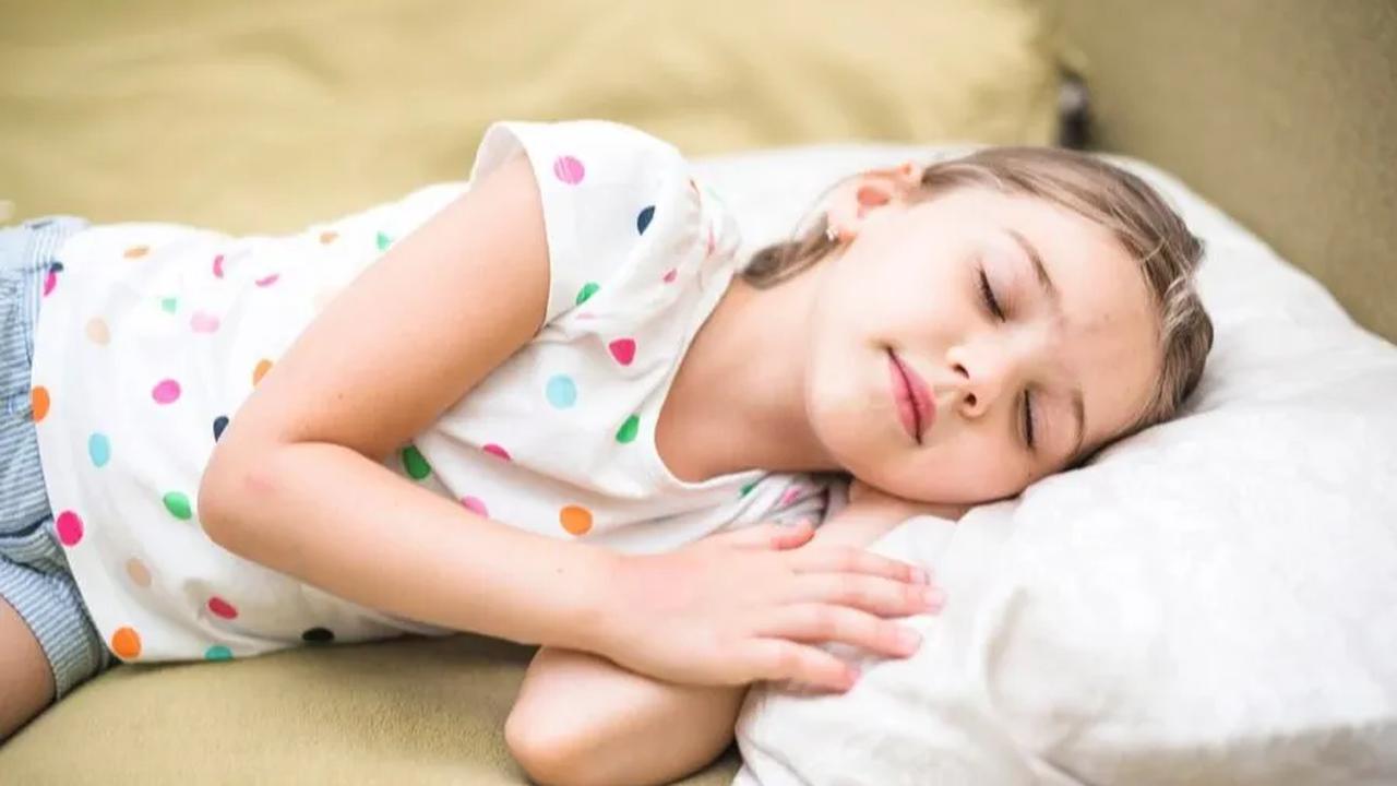 1. Pakaian Tidur yang Nyaman<br><br>Pilih pakaian tidur yang sesuai dengan suhu ruangan, hindari yang terlalu tebal agar anak tidak merasa panas.