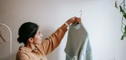 Pakaian yang kebesaran tidak selalu harus dipermak. Dengan memadukan item secara tepat, pakaian tetap dapat terlihat rapi, proporsional, dan stylish. (Foto/Dok: Pexels)
