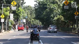 Pengendara sepeda motor hendak putar balik dan melawan arus di kawasan Jagakarsa, Jakarta, Minggu (6/1). Jauhnya akses putar balik menyebabkan para pemotor nekat melawan arah, meskipun membahayakan keselamatan. (Liputan6.com/Immanuel Antonius)