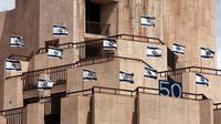 Bendera Israel di Mal di Yerusalem dalam rangka 50 tahun berdirinya negara itu. Foto diambil pada 27 April 1998. (MENAHEM KAHANA / AFP)