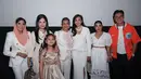 Hadir bersama bestienya, Ayu Heni Rosan, Annisa Pohan terlihat feminin kenakan midi dress berkancing [@annisayudhoyono]