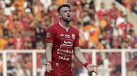 Striker Persija Jakarta, Marko Simic, berkomunikasi dengan rekan setimnya saat menghadapi Arema FC pada laga Shopee Liga 1 di SUGBK, Jakarta, Sabtu (3/8). Persija bermain imbang 2-2 atas Arema. (Bola.com/YoppyRenato)