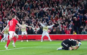 Pemain Nottingham Forest, Chris Wood, merayakan gol ke gawang Aston Villa dalam pertandingan leg pertama semifinal Liga Europa 2025/26 di The City Ground, Nottingham pada Jumat dini hari WIB. (David Davies/PA via AP)