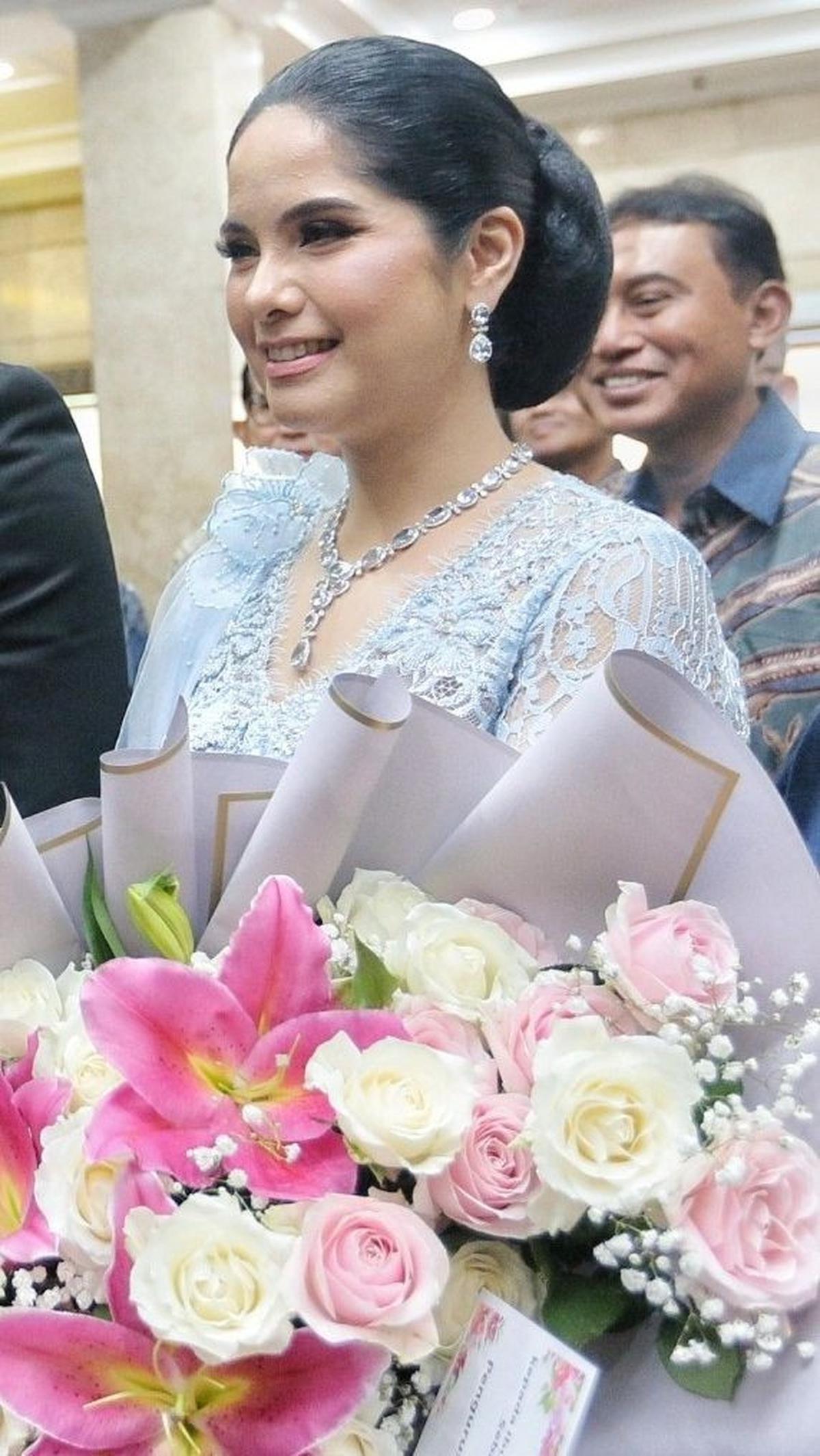 Annisa terlihat tampil cantik bak bidadari dalam balutan kebaya biru.&nbsp;Foto: Liputan6.com / Angga Yuniar<br>