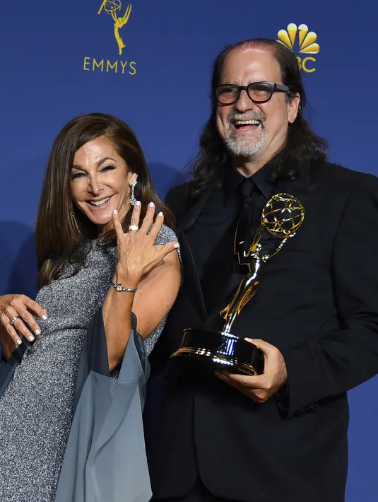 Sutradara Glenn Weiss dan kekasihnya, Jan Svendsen berpose di ruang pers perhelatan Emmy Awards 2018, Los Angeles, Selasa (18/9). Glenn Weiss memanfaatkan podium Emmy Awards untuk melamar kekasihnya. (Jordan Strauss/Invision/AP)