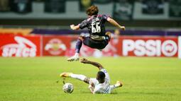 Pemain Rans Nusantara FC, Mitsuru Maruoka, melompat menghindari tekel pemain PSS Sleman, Marckho Sandi Merauje, pada laga BRI Liga 1 di Stadion Pakansari, Bogor, Jumat (29/7/2022). (Bola.com/M Iqbal Ichsan)