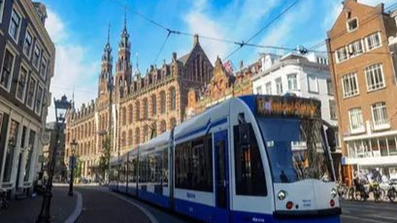 Sebuah trem, layanan transportasi kereta dalam kota, melintasi salah satu pusat kota di Amsterdam, Belanda, Jumat (24/5/2024). Amsterdam, kota cantik di Belanda, terkenal dengan kanal-kanalnya yang menawan dan arsitekturnya yang unik. Salah satu daya tari