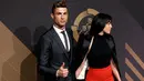Bintang Real Madrid, Cristiano Ronaldo ditemani kekasihnya, Georgina Rodriguez menghadiri acara Quina Awards di Lisbon, Portugal, Senin (19/3). Pasangan ini kerap membuat iri publik dengan kekompakan dan keserasian keduanya. (AP/Armando Franca)