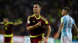 Juan Anor merayakan gol indahnya ke gawang Argentina pada kualifikasi Piala Dunia 2018 zona Conmebol di Merida, Venezuela, (7/9/2016) WIB. (AFP/Federico Parra)
