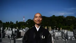 Foto yang diambil pada 16 Juni 2020 ini menunjukkan Yogetsu Akasakadi pemakaman setelah upacara keagamaan di Shimoshizu, prefektur Chiba. Videonya melantunkan teks ajaran Buddha 'Heart Sutra' dengan iringan beatbox dan musik remix ditonton hampir satu juta kali di YouTube. (CHARLY TRIBALLEAU/AFP)