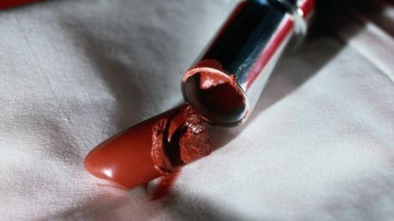 Cara Lain untuk Menyambungkan Lipstik yang Patah