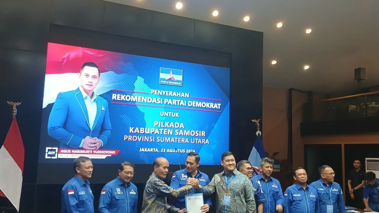 Partai Demokrat memberi rekomendasi ke bakal calon bupati dan calon wakil bupati Kabupaten Samosir, Martua Sitanggang - Mikhael Sinaga, Jumat (23/8/2024). (Dok. Demokrat).