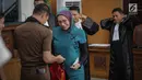 Terdakwa kasus dugaan penyebaran berita bohong, Ratna Sarumpaet memakai rompi tahanan saat sidang lanjutan di PN Jakarta Selatan, Selasa (19/3). Sidang Ratna Sarumpaet mengagendakan pembacaan putusan sela. (Liputan6.com/Faizal Fanani)