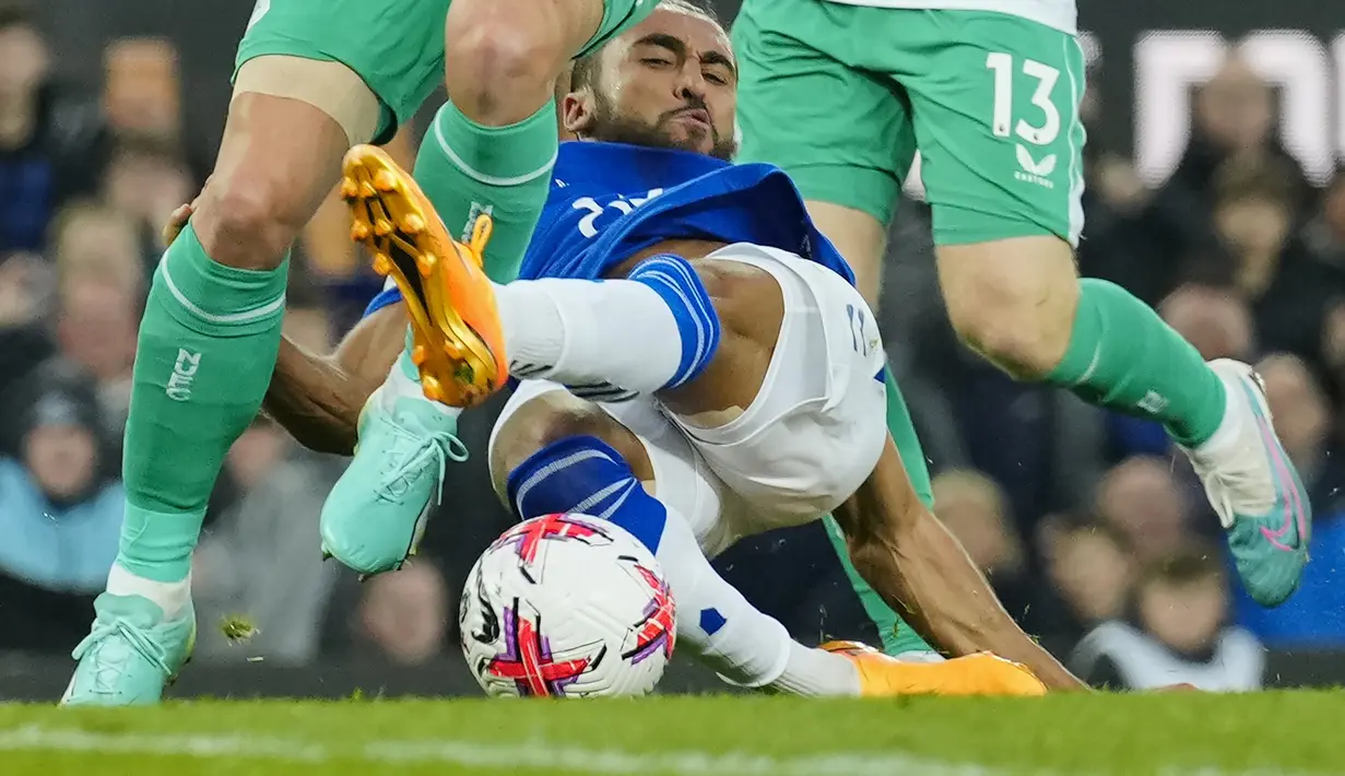 Di babak kedua, The Magpies makin mengila langsung mencetak tiga gol. (AP Photo/Jon Super)