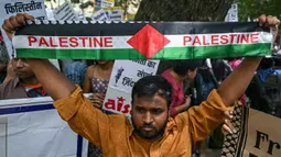 Saat berunjuk rasa, para aktivis meneriakkan yel-yel mendukung kemerdekaan Palestina. (Arun SANKAR/AFP)