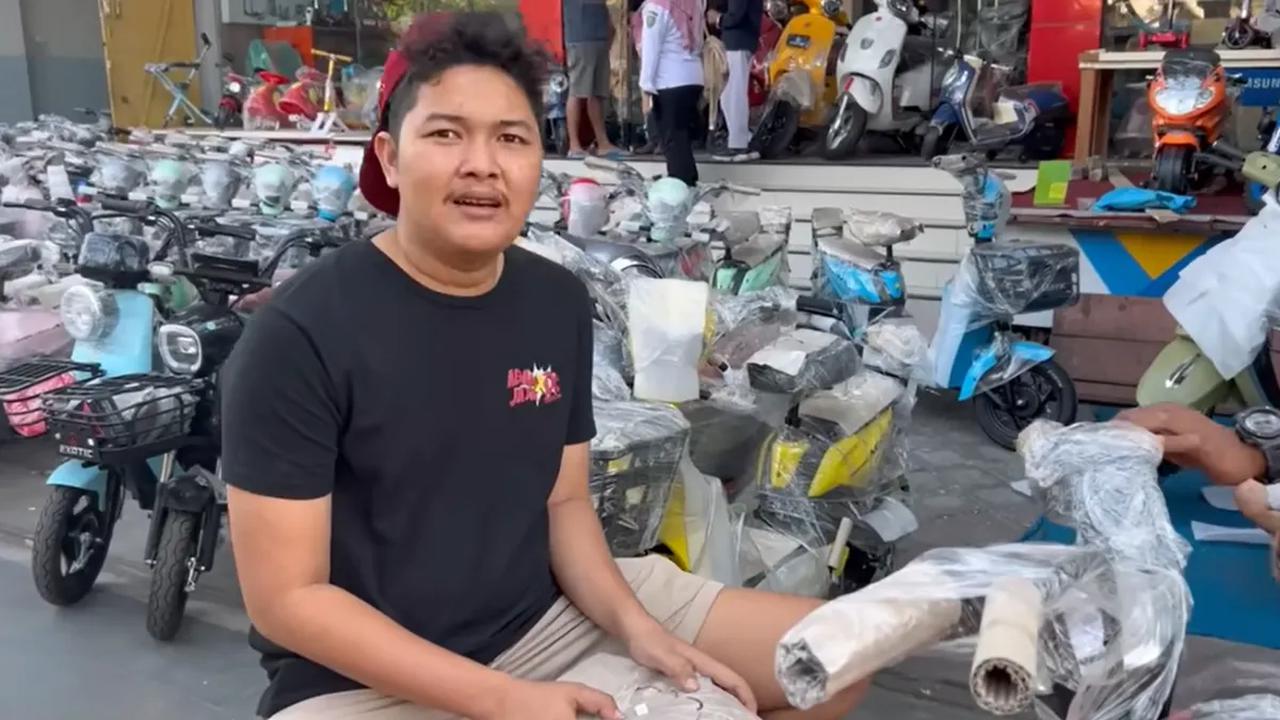 Rupanya, Nopek Novian sangat ingin membeli sepeda listrik. Nopek tampak memilih-milih sepeda yang dirasa cocok. Hingga akhirnya Nopek memilih sepeda listrik berwarna hitam.<br>