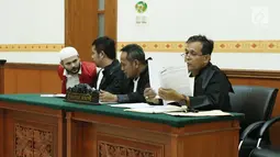 Pedangdut Ridho Rhoma berbincang dengan kuasa hukumnya di Pengadilan Negeri Jakarta Barat, Selasa (4/7). Ridho Rhoma menjalani sidang perdana kasus narkoba dengan agenda mendengarkan pembacaan surat dakwaan dari JPU. (Liputan6.com/Herman Zakharia)
