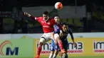 Bambang Pamungkas saat berduel dengan pemain Persib Bandung, Dias Angga pada laga Torabika SC 2016 di Stadion Gelora Bandung Lautan Api, Bandung, Sabtu (16/7/2016). (Bola.com/Nicklas Hanoatubun)