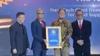 Penghargaan diterima Chief Marketing Officer FnB Tech, Indra Jaya, mewakili Komisaris Utama FnB Tech, Akbar H Buchari, di Hotel Raffles, Jakarta, Senin, 20 Mei 2024