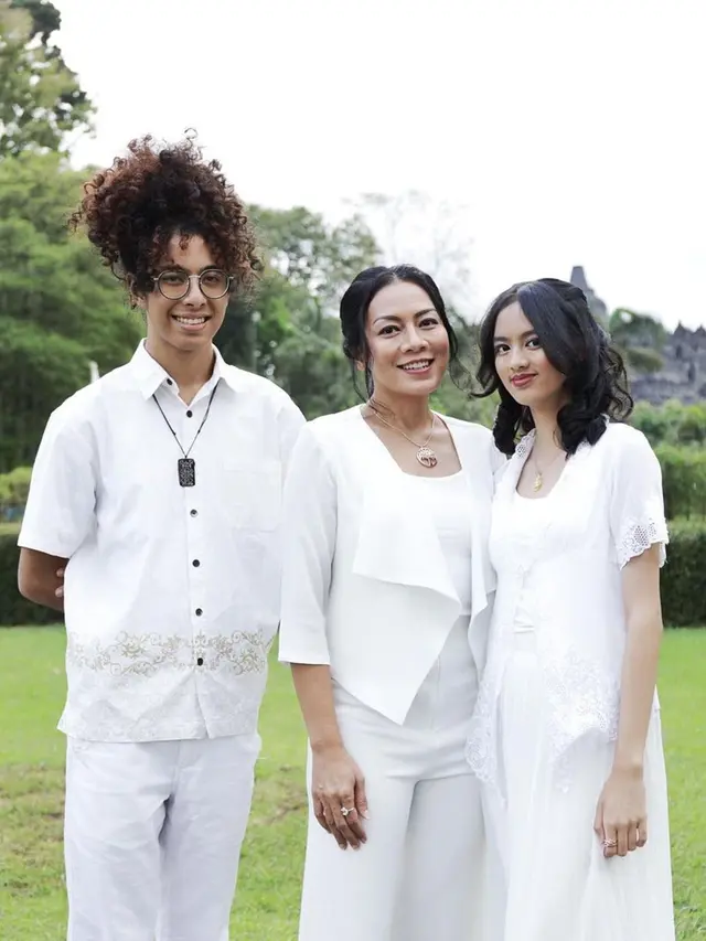 6 Potret Dee Lestari Rayakan Waisak di Borobudur, Ikut Terbangkan Lampion