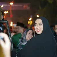 Oki Setiana Dewi melakukan pawai obor (Instagram/okisetianadewi)