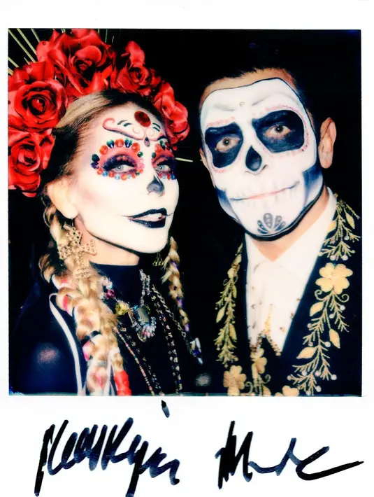 Kelly Ripa dan Mark Consuelos tampil maksimal dengan kostum Halloween couple. Mereka tampil kompak mengenakan riasan wajah kerangka yang rumit dan busana warna-warni. [@nyrp]