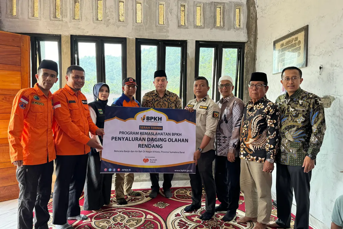 Badan Pengelola Keuangan Haji (BPKH) menyerahkan bantuan tanggap bencana bagi korban banjir dan air bah yang menerjang Nagari III Koto, Kecamatan Rambatan, Kabupaten Tanah Datar, Sumatera Barat, Sabtu (11/4/2024) (Istimewa)