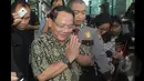 Mantan Panglima TNI, Endriartono Sutarto meberikan salam usai menyambangi KPK, Jakarta, Kamis (12/2/2015). Kedatangannya memberi dukungan moril ke KPK dan meminta Presiden Jokowi segera memutuskan konflik antara KPK-Polri. (Liputan6.com/Herman Zakharia)