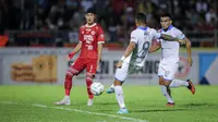 Pemain PSBS Biak, Beto Goncalves mencetak gol pertama timnya ke gawang Semen Padang pada laga leg kedua final Pegadaian Liga 2 2023/2024 di Stadion GOR Haji Agus Salim, Padang, Sabtu (9/3/2024). (Bola.com/Bagaskara Lazuardi)