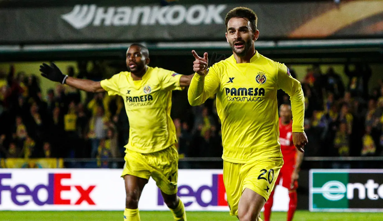 Penyerang Villarreal, Adrian Lopez (kanan) melakukan selebrasi usai mencetak gol kegawang Liverpool pada leg pertama liga Europa di stadion El Madrigal, Spanyol, (28/4). Villarreal menang atas Liverpool dengan skor 1-0. (AFP PHOTO / Biel Alino)