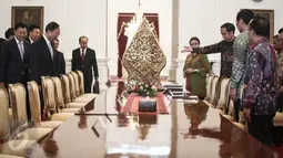 Presiden Jokowi mempersilahkan duduk anggota Dewan Negara China Yang Jiechi bersama rombongan saat kujungan ke Istana Merdeka, Jakarta, Senin (9/5). Pertemuan tertutup itu membahas persoalan perekonomian. (Liputan6.com/Faizal Fanani)