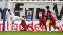 Pemain Bayern Munchen Lewandowski menendang bola ke gawang RB Salzburg pada pertandingan Grup A Liga Champions di Salzburg, Austria, Selasa (3/11/2020). Bayern Munchen menang 6-2. (AP Photo/Andreas Schaad)