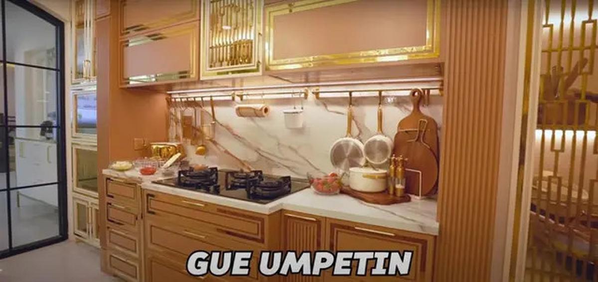 10 Potret Dapur Rumah Tasyi Athasyia, Super Canggih hingga Estetika Glamor dengan Sentuhan Putih dan Emas