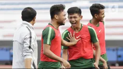 Pemain Timnas Indonesia U-22, Saddil Ramdani dan Firza Andika, becanda saat latihan di Stadion Rizal Memorial, Manila, Senin (25/11/2019). Latihan ini persiapan jelang laga SEA Games 2019 melawan Thailand. (Bola.com/M Iqbal Ichsan)