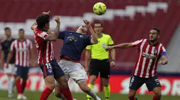 Bek Atletico Madrid, Stefan Savic berbenturan dengan penyerang Osasuna, Ante Budimir (tengah) pada laga pekan ke-37 LaLiga di Wanda Metropolitano, Minggu (16/5/2021). Sempat tertinggal,  Atletico Madrid menang dramatis 2-1 atas Osasuna. (AP Photo/Manu Fernandez)