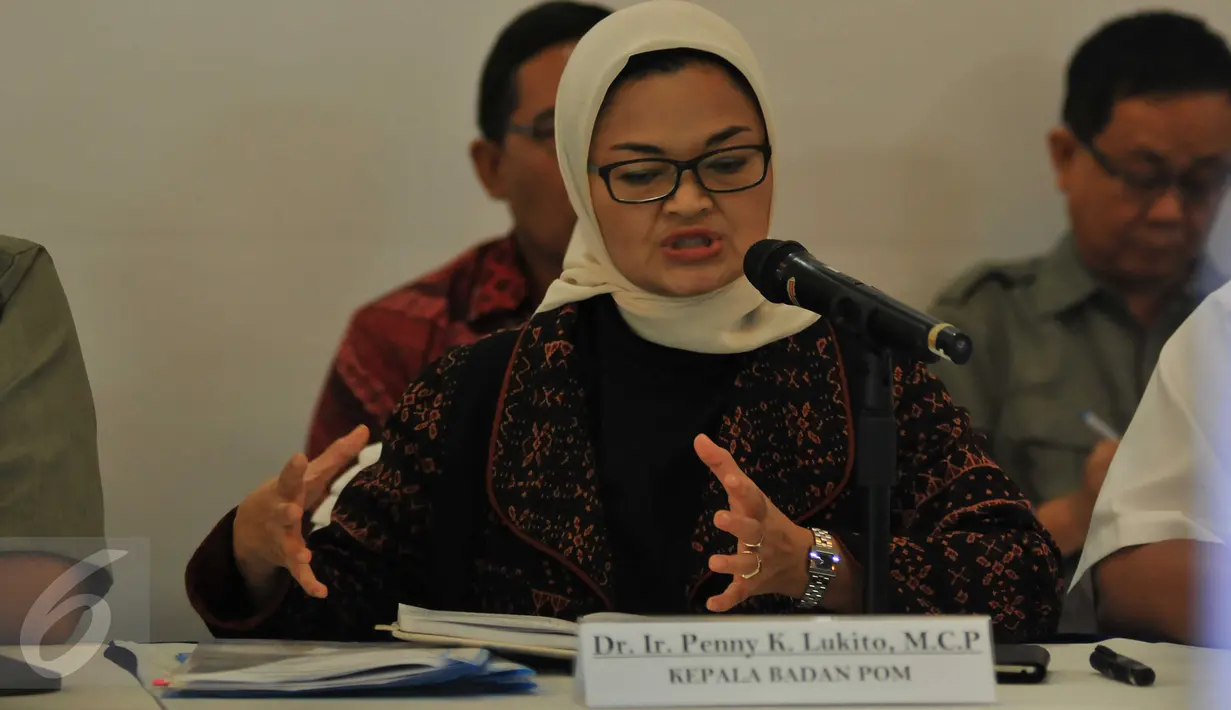 Ketua BPOM, Penny Lukito memberi keterangan ketika konferensi pers terkait Bihun Kekinian (Bikini) di Jakarta, Senin (8/8). BPOM akhirnya angkat bicara terkait snack Bikini yang kemasannya terdapat konten pornografi tersebut. (Liputan6.com/Gempur M Surya)