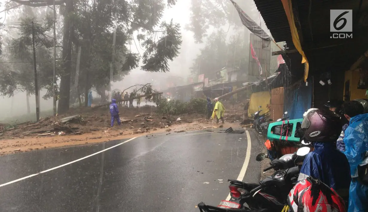 Kondisi longsor yang terjadi di kawasan Puncak Bogor, Jawa Barat (5/2). Telah terjadi longsor di empat titik di daerah Puncak. (Foto: Lantas Bogor)