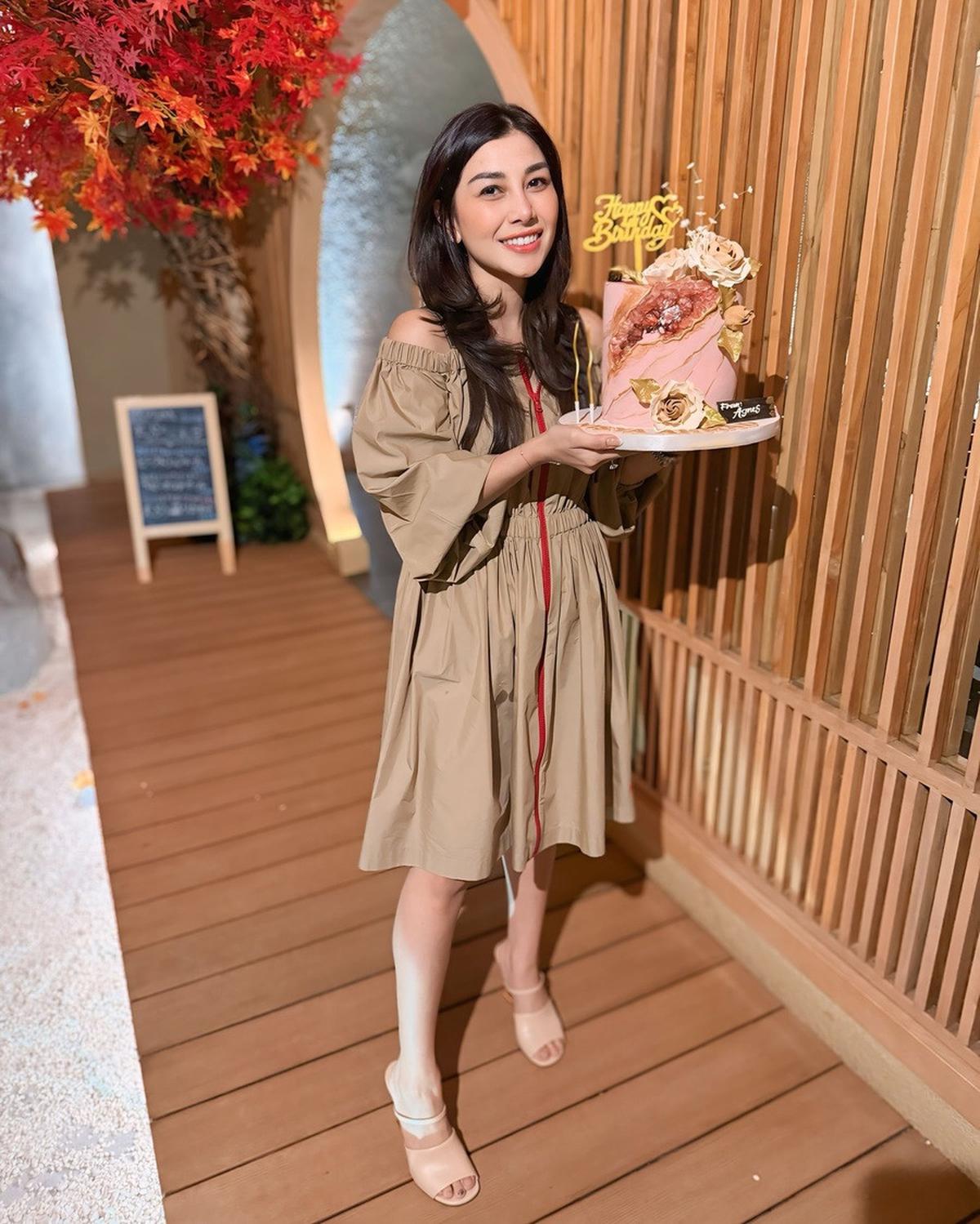 Potret Ulang Tahun Nisya Ahmad, Andika Rosyadi Hadir - Makan Malam Bareng Keluarga Besar