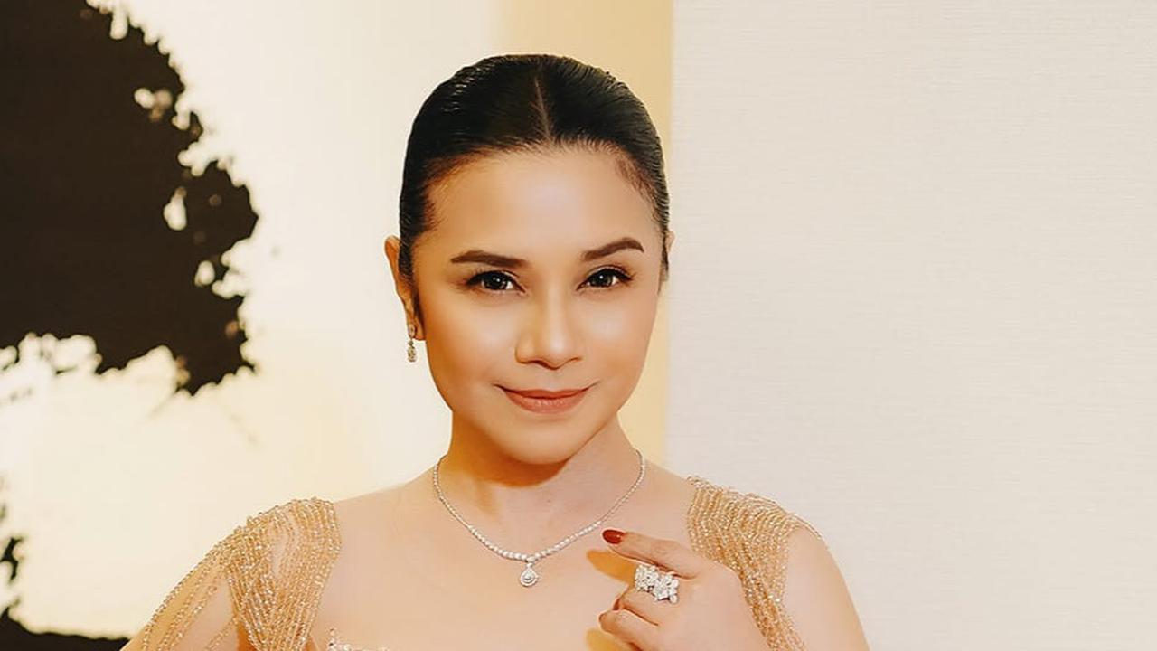 7 Potret Cantik Elegan Ruth Sahanaya, Tetap Awet Muda dan Memesona di Usia 58 Tahun
