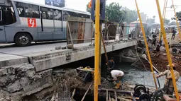 Proyek pelebaran dan peninggian jembatan sebelumnya juga sempat menutup dua jalur busway yang berada di jalan tersebut, Jakarta, Kamis (5/6/14). (Liputan6.com/Faizal Fanani)