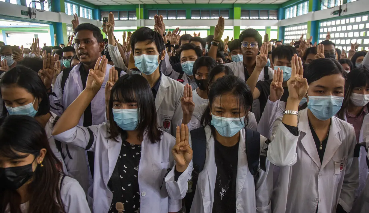 Mahasiswa kedokteran memberikan hormat tiga jari saat pemakaman Khant Ngar Hein di Yangon, Myanmar, Selasa (16/3/2021).  Khant Ngar Hein, seorang mahasiswa kedokteran berusia 18 tahun ditembak di dadanya di Tamwe, Yangon oleh pasukan keamanan selama protes anti-militer. (AP Photo)