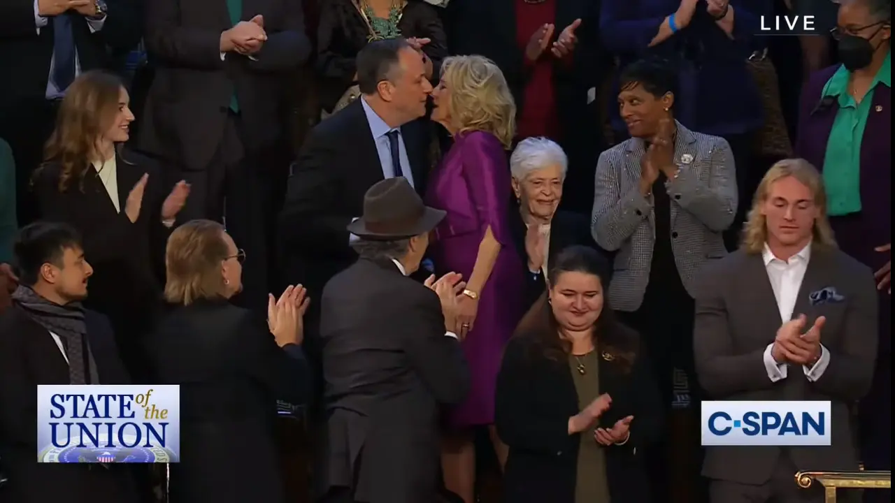 Ibu Negara AS Jill Biden mencium bibir suami Wakil Presiden AS Kamala Harris, Douglass Emhoff, di acara pidato State of the Union (SOTU) 2023.
