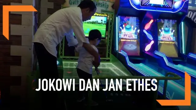 Capres petahana Joko Widodo atau Jokowi mengajak sang cucu, Jan Ethes Srinarendra jalan-jalan ke salah satu pusat perbelanjaan di Kota Solo Jawa Tengah. Keduanya memilih arena permainan anak sebagai tempat refreshing