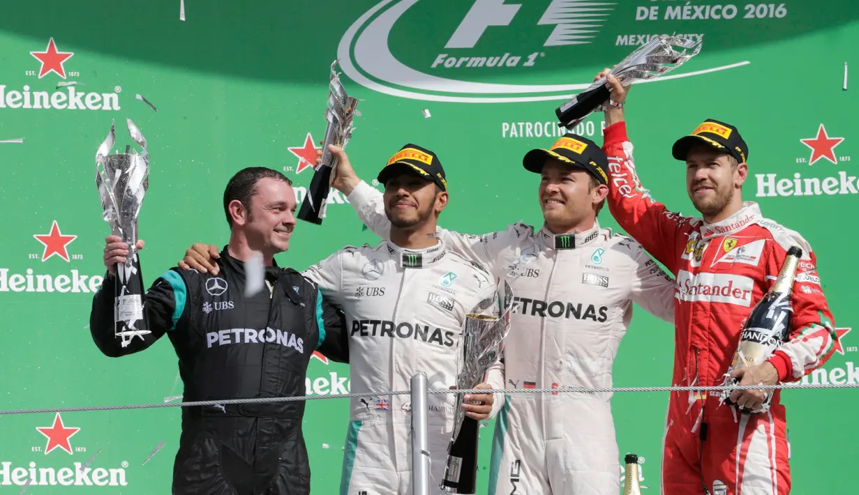 Para pemenang, Paddy Lowe, Lewis Hamilton, Nico Rosberg dan Sebastian Vettel mengangkat trofi seusai balapan di F1 Grand Prix Meksiko di Sirkuit Autodromo Hermanos Rodriguez, Meksiko (30/10). (Reuters/Henry Romero)